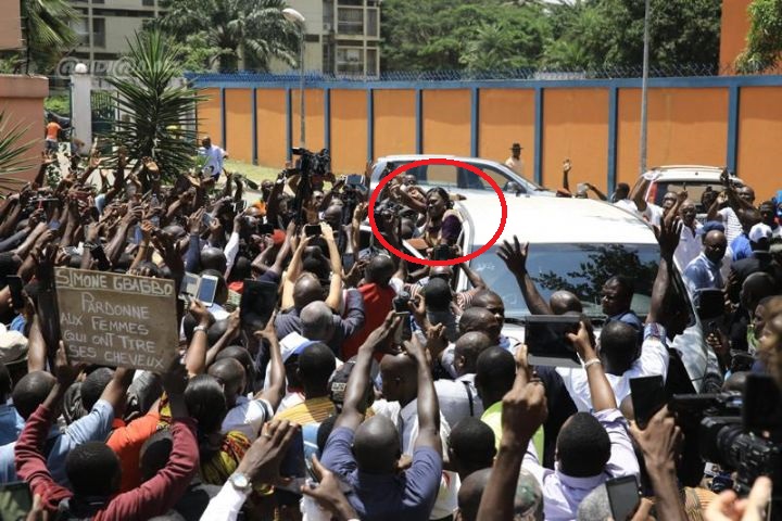 Simone Gbagbo regagne son domicile d’Abidjan, accueillie par des milliers de partisans