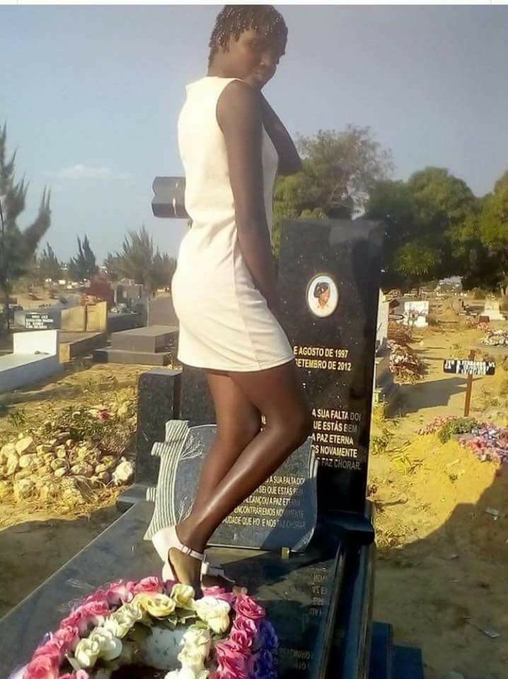 Une fille sur la tombe de sa mère