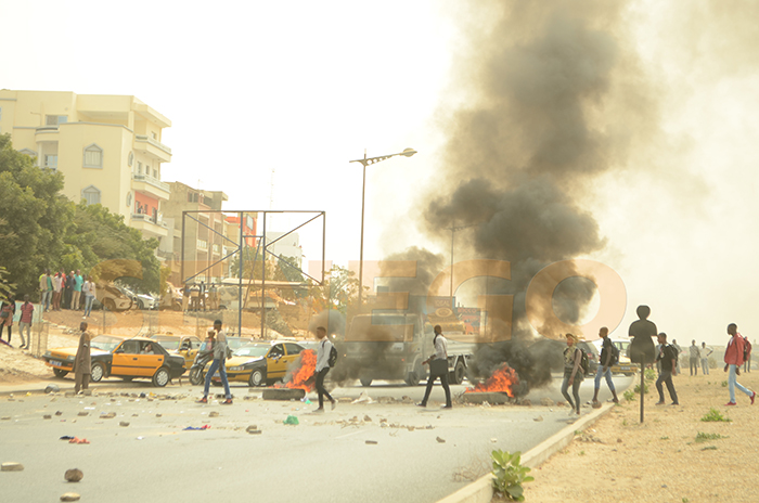 URGENT: Les étudiants bloquent la circulation à Dakar