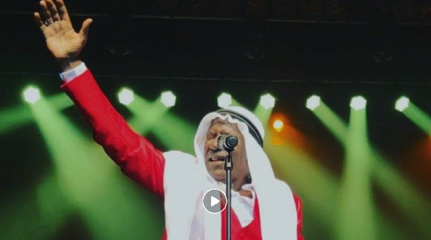 Alpha Blondy sur scène avec le turban de la Mecque