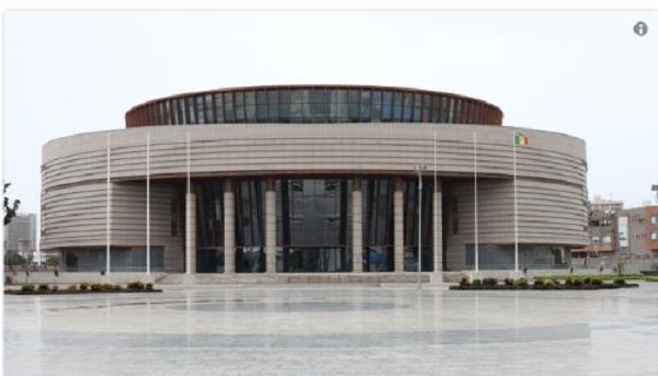 Macky Sall, l’éternel revanchard ! Il n’inaugure que les œuvres de son mentor, Me Wade