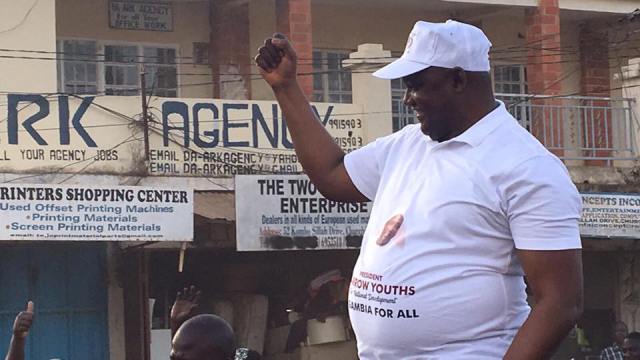 Cette photo d'Adama Barrow secoue le Web