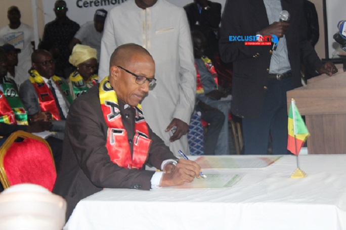 Abdoul Mbaye dépose sa candidature