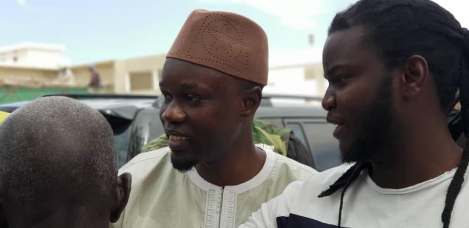 Annoncé souffrant, Sonko prend un bain de foule à Touba