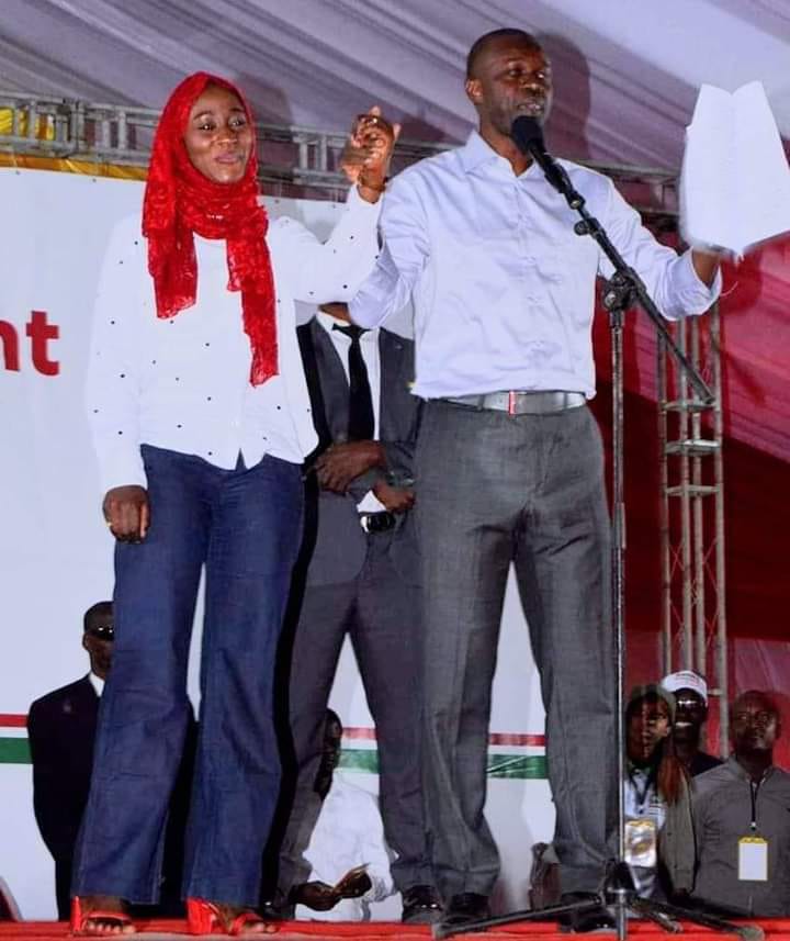 Ousmane Sonko s'affiche avec son épouse  