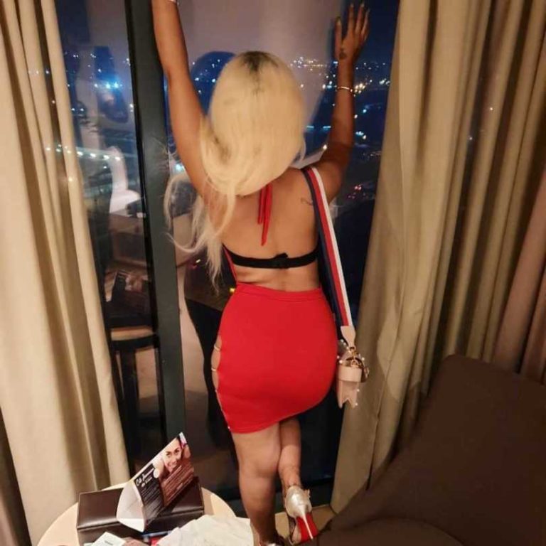 Bijou Siraba très provocatrice avec sa robe