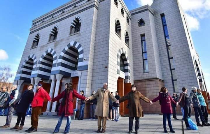Ces canadiens ont encerclé la mosquée pour la protéger pendant la prière