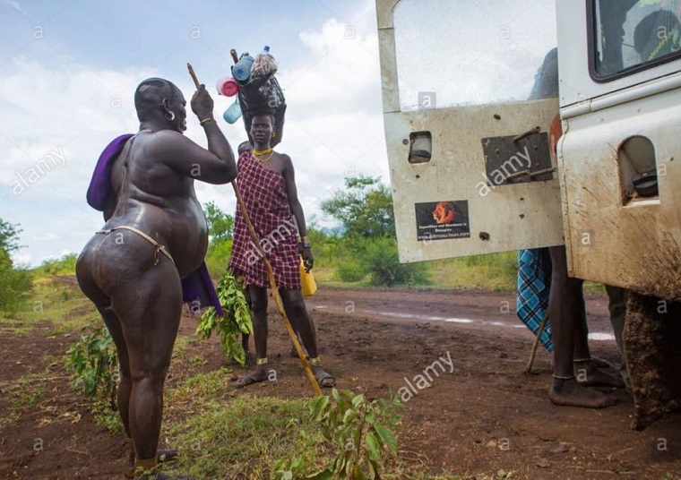 Éthiopie : Dans cette tribu, les hommes sont gavés au lait et au sang pour…