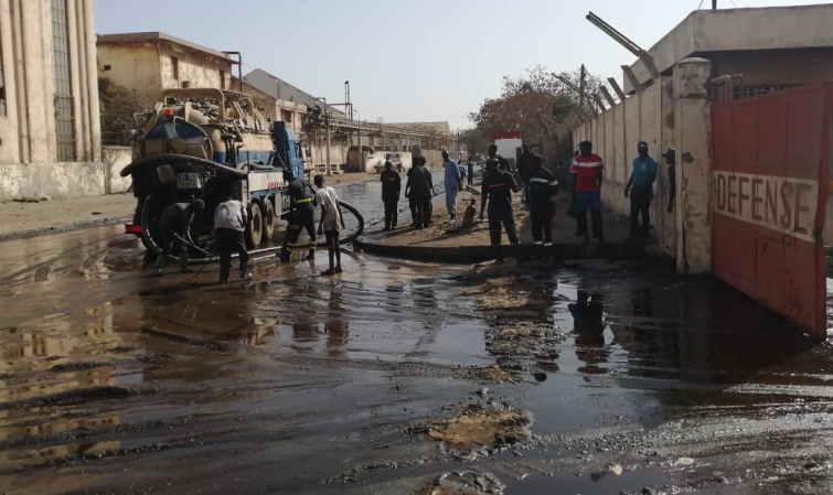 Une grand quantité d'huile brute de la SONACOS déversée dans la rue