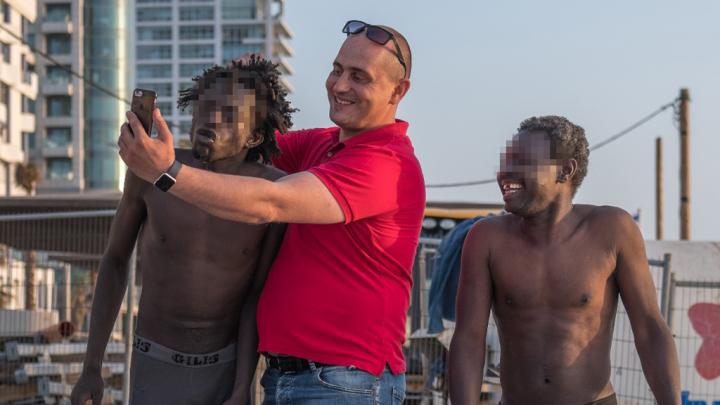 Images choc de migrants humiliés en Israel 