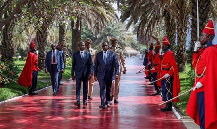 La loi promulguée: Démission - reconduction des ministres 