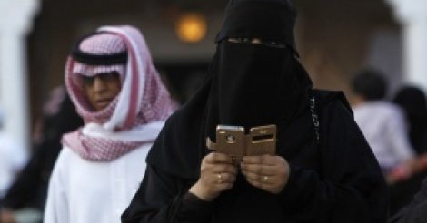 Dubaï: 3 mois de prison pour la femme qui fouille le mobile de son mari