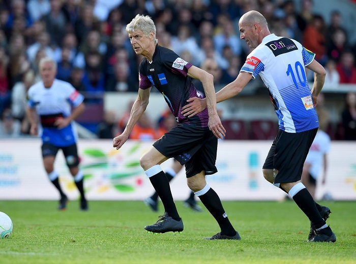 Match des légendes Français : le dribble de Wenger sur Zidane affole la toile
