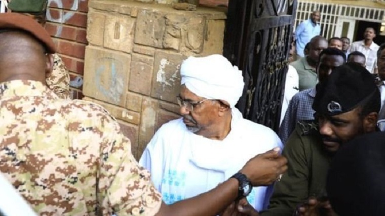 Au Soudan, Omar el-Béchir déféré au parquet