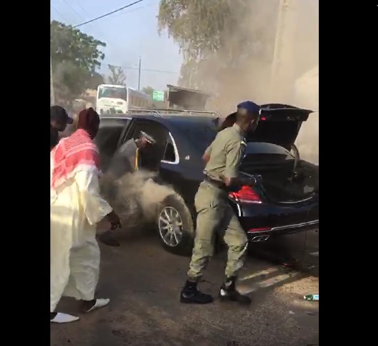 Pourquoi la "luxueuse" limousine de Macky Sall a pris feu