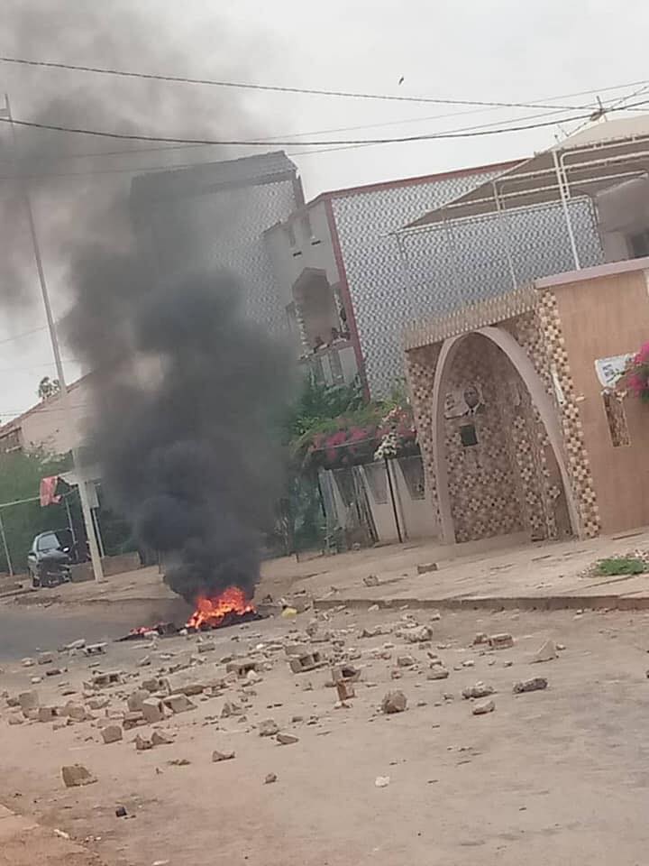 Fatick : Des manifestants brûlent des pneus devant le domicile du président Macky Sall