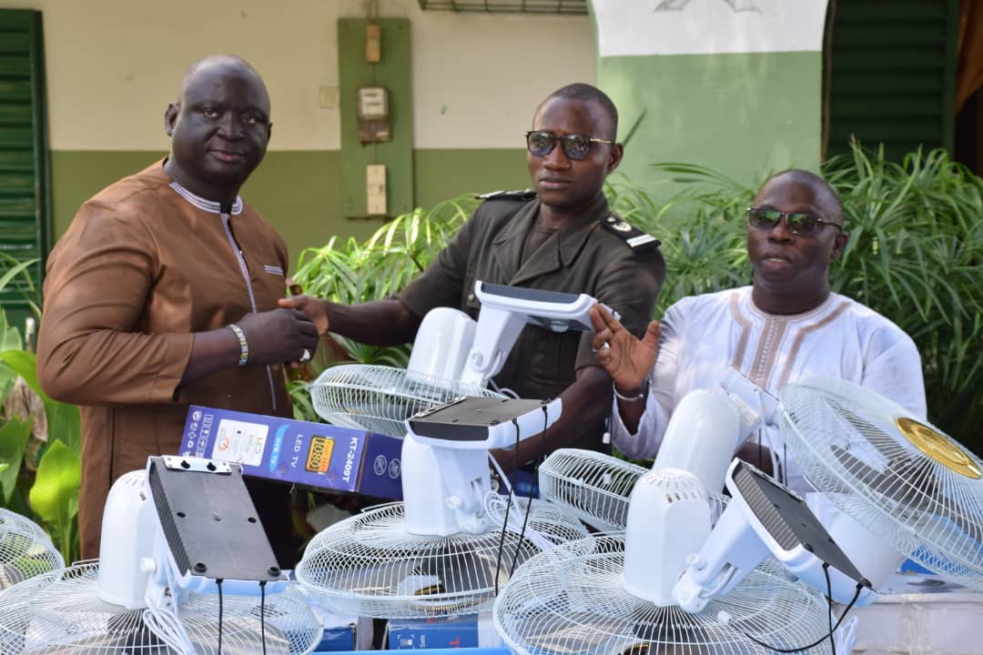  Ziguinchor: Seydou Sané offre 15 matelas, 20 ventilateurs, 02 postes téléviseurs... aux détenus 