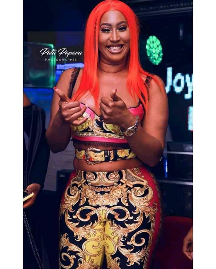 Diaba Sora dans un bar Parisien 