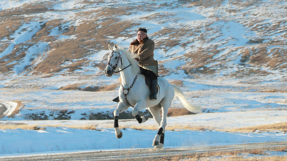 Kim Jong-un et son cheval blanc, une image forte en symboles