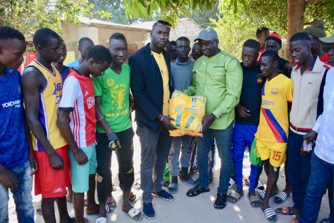 Le président du Casa Sport offre les ASC Djibekel, Yoff, Nameh et Degg des équipement sportifs