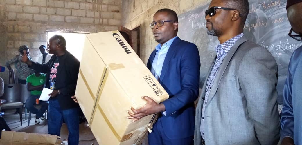 PHOTOS: Dr Ibrahima Mendy remet du matériel bureautique au nouveau lycée de Kénia