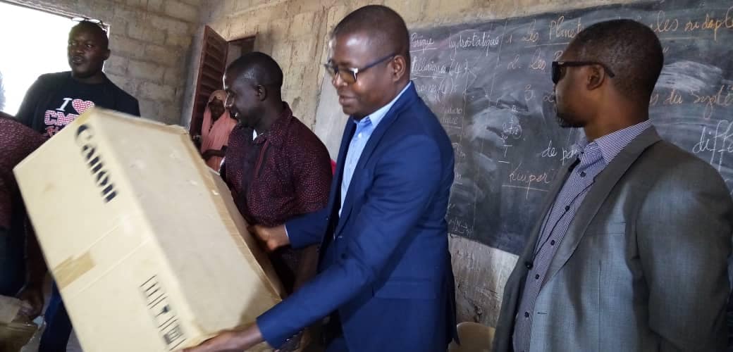 PHOTOS: Dr Ibrahima Mendy remet du matériel bureautique au nouveau lycée de Kénia