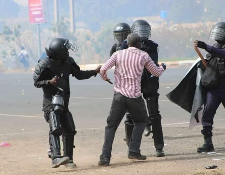 Gambie: Manifestation pour le départ du président Adama Barrow, réprimée