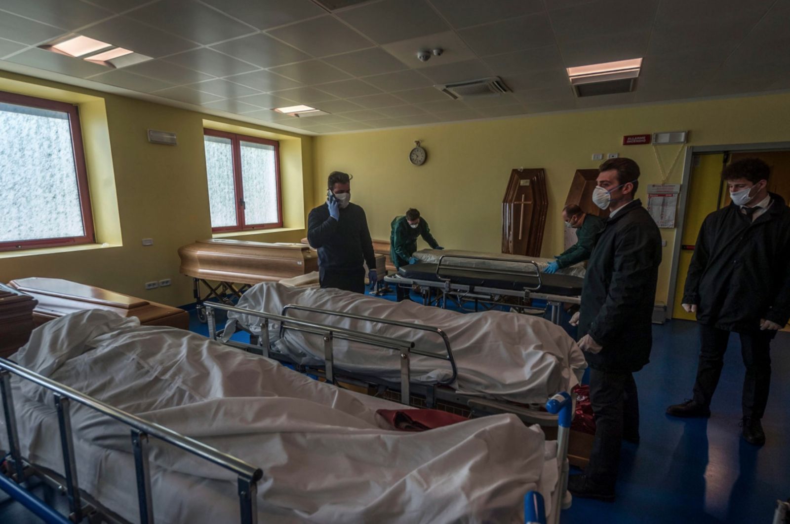 Coronavirus en Italie: Une salle remplie de cercueils