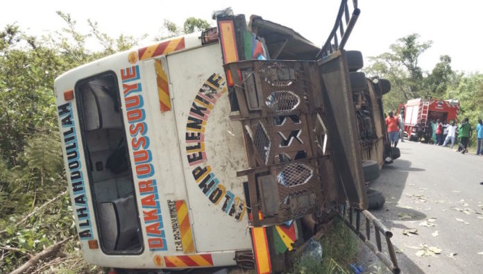 URGENT: Un bus en partance pour Ziguinchor se renverse à Kaffrine et fait cinq morts