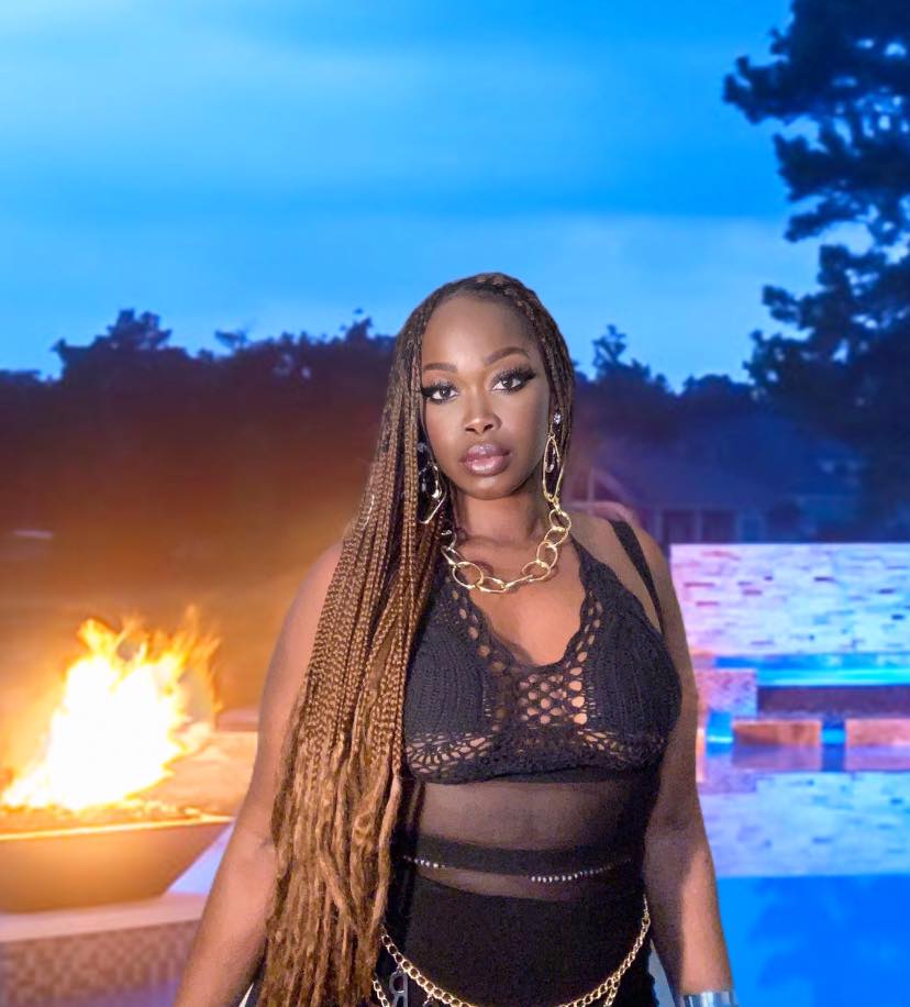 La chanteuse Myrène, étale  sa classe 