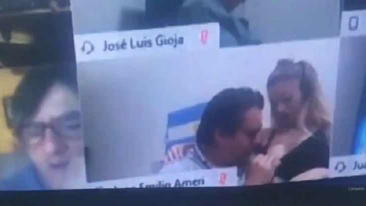 Argentine: Un député suspendu pour avoir embrassé le sein de sa femme en pleine...