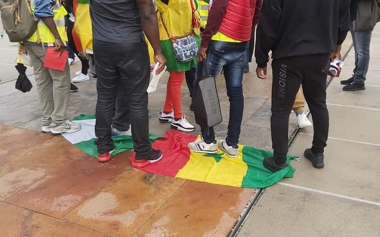 "Avenues Macky Sall et Buhari": Les Bissau Guinéens protestent et piétinent les drapeaux du Sénégal et...
