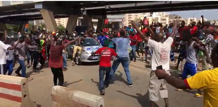 Dernière minute: Manifestation des Guinéens à Dakar, l’ambassade prise d’assaut