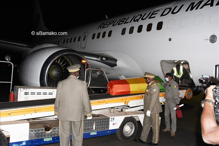 Arrivée à Bamako de la dépouille du président ATT