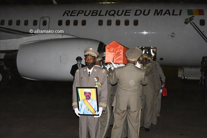 Arrivée à Bamako de la dépouille du président ATT