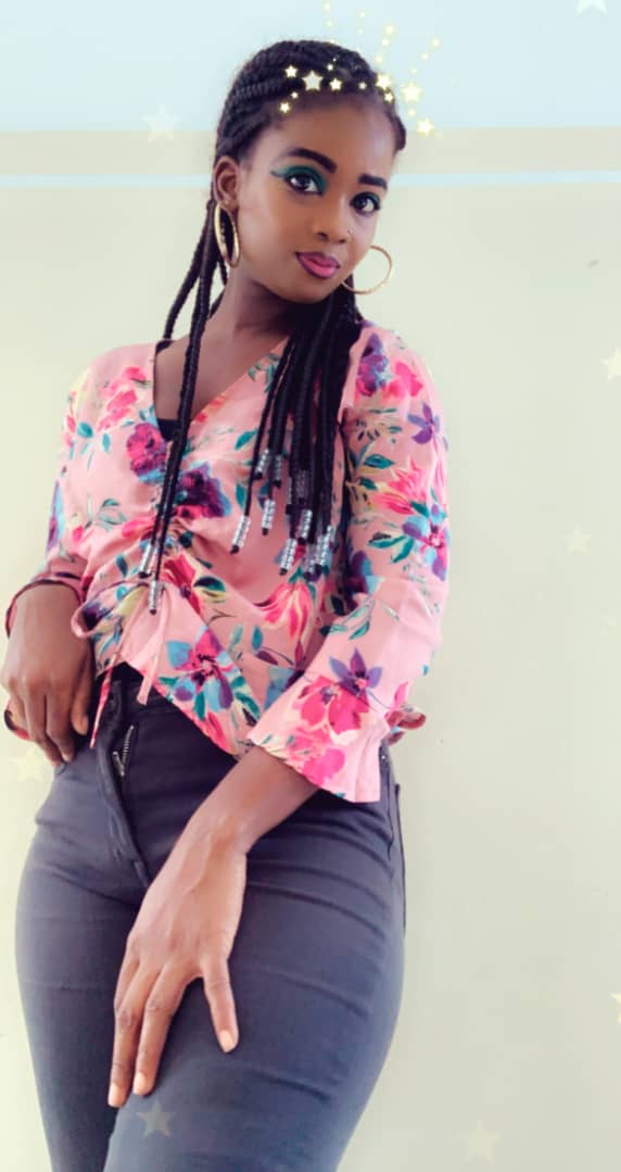  Aminata Ndiaye: La rayonnante journaliste, détourne tous les regards...