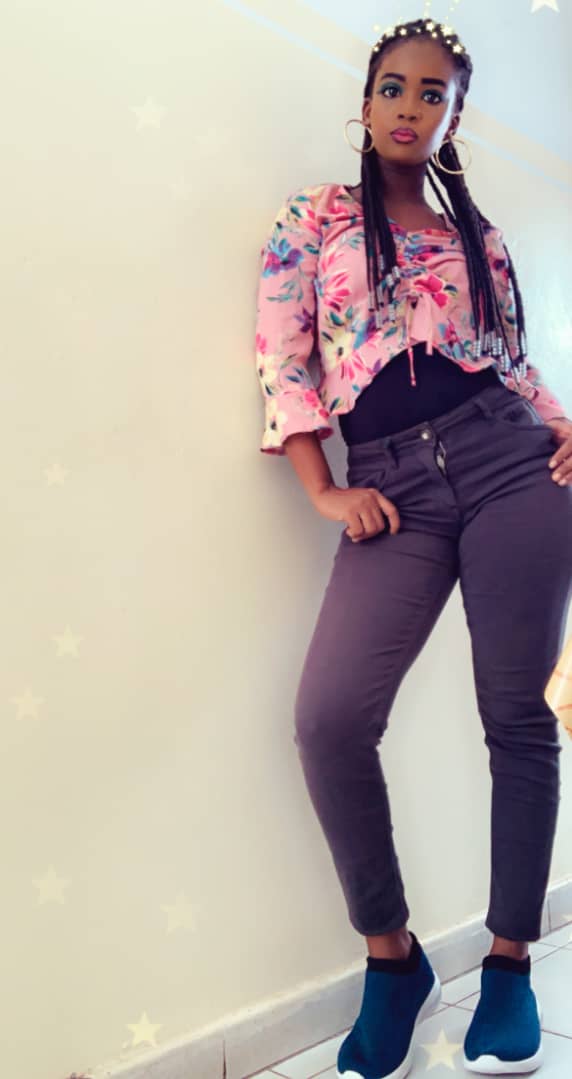  Aminata Ndiaye: La rayonnante journaliste, détourne tous les regards...