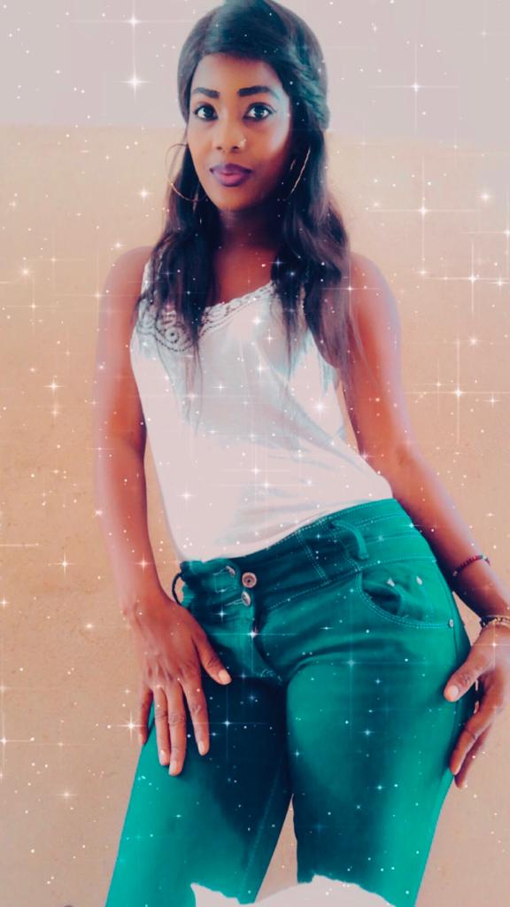  Aminata Ndiaye: La rayonnante journaliste, détourne tous les regards...