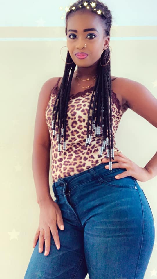  Aminata Ndiaye: La rayonnante journaliste, détourne tous les regards...