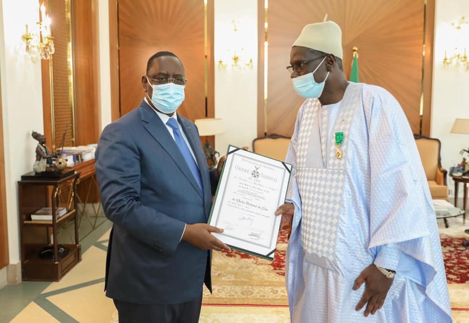 Macky Sall décore six représentants d'organisations patronales