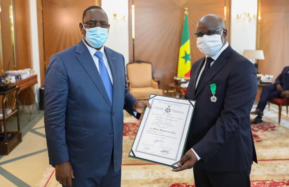 Macky Sall décore six représentants d'organisations patronales