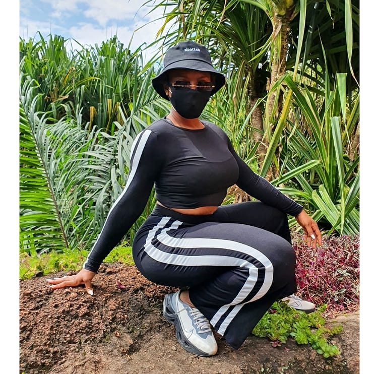 Yemi Alade dévoile un gros plan de ses...