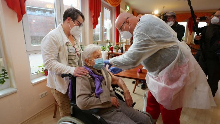 Covid-19: coup d'envoi de la vaccination dans l'UE, les personnes âgées ouvrent le ban