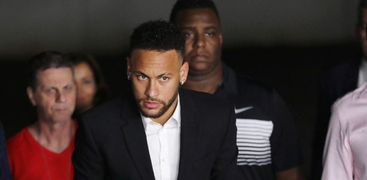 Neymar dément l'organisation d'un " méga-réveillon "