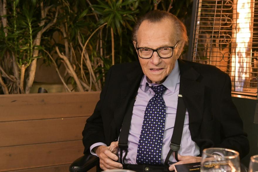 Etats-Unis: le célèbre journaliste Larry King, malade du Covid-19, est hospitalisé