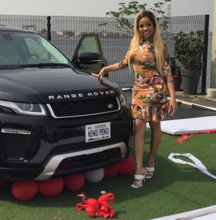 Nengi reçoit un cadeau de SUV Range Rover des fans
