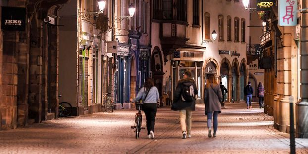 Covid-19 en France: l'instauration d'un couvre-feu national à 18h confirmée