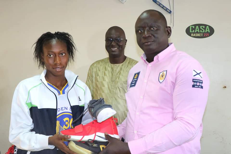 Apres les équipes de football du Sud, le président Seydou Sané équipe l’équipe féminine de CEMT basketball 