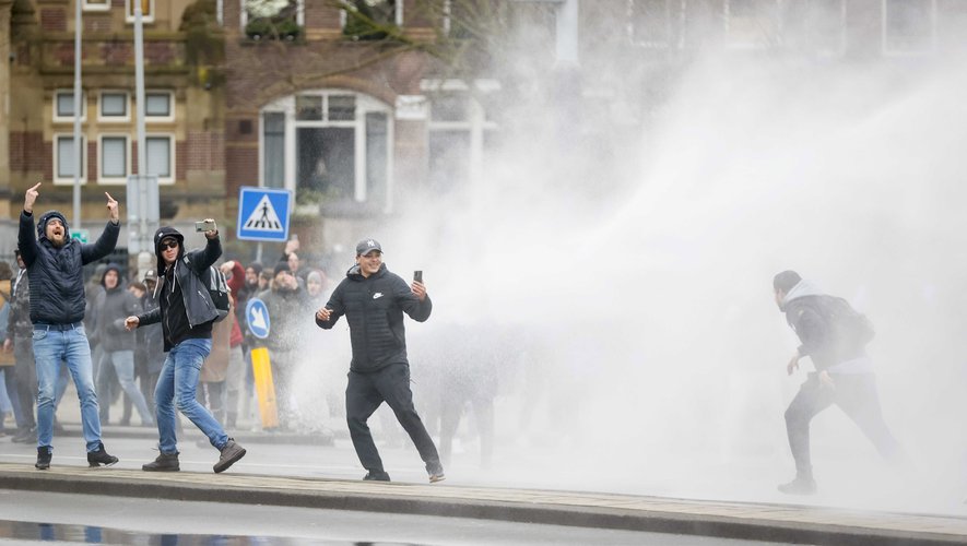 Pays-Bas : le ministre des Finances qualifie les émeutiers de « racailles »