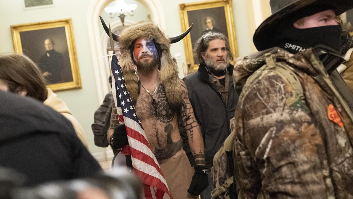 Se sentant «trahi», le célèbre membre de QAnon Jake Angeli veut se retourner contre Trump